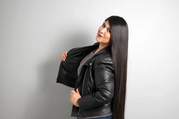 라틴젊은 여자그녀의 아름다운 똑바른 빛나는 머리를 줍니다 재킷을 입으면 현대적 — 스톡 사진