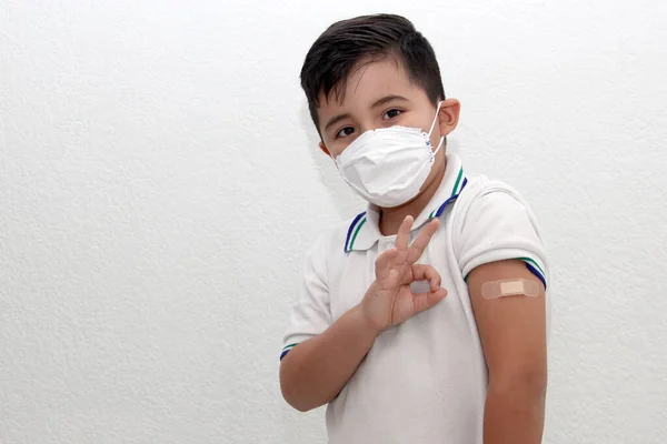 Hispanischer Kleiner Junge Mit Gesichtsmaske Und Schuluniformhemd Zeigt Seinen Kürzlich — Stockfoto