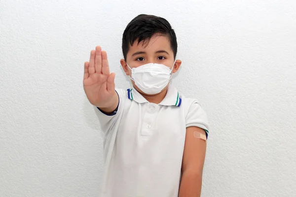 Ισπανικό Αγοράκι Μάσκα Προσώπου Και Σχολική Στολή Δείχνει Πρόσφατα Εμβολιασμένο — Φωτογραφία Αρχείου