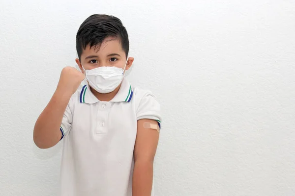 Іспанський Маленький Хлопчик Масками Обличчя Шкільною Формою Показує Свою Нещодавно — стокове фото