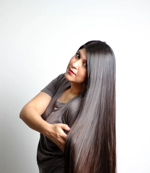 Избыточный Вес Латиноамериканская Молодая Женщина Показывает Шелковисто Блестящие Черные Волосы — стоковое фото