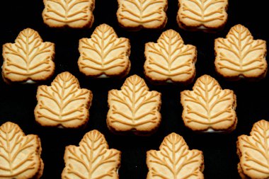 Kanada 'nın geleneksel tatlısı olan Kanada ağaçlarından yapılan ballı ya da akçaağaç şurubuyla doldurulmuş vanilyalı kurabiyeler.