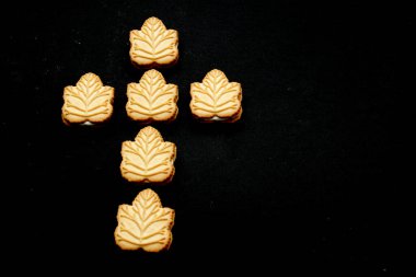 Kanada 'nın geleneksel tatlısı olan Kanada ağaçlarından yapılan ballı ya da akçaağaç şurubuyla doldurulmuş vanilyalı kurabiyeler.