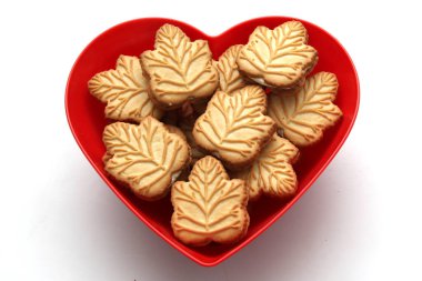 Kanada 'nın geleneksel tatlı, kırmızı kalp şeklindeki Kanada' nın ballı ya da akçaağaç şurubuyla doldurulmuş vanilyalı kurabiyeler.