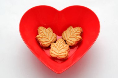 Kanada 'nın geleneksel tatlı, kırmızı kalp şeklindeki Kanada' nın ballı ya da akçaağaç şurubuyla doldurulmuş vanilyalı kurabiyeler.