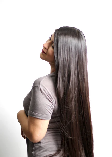 Избыточный Вес Латиноамериканская Молодая Женщина Показывает Шелковисто Блестящие Черные Волосы — стоковое фото