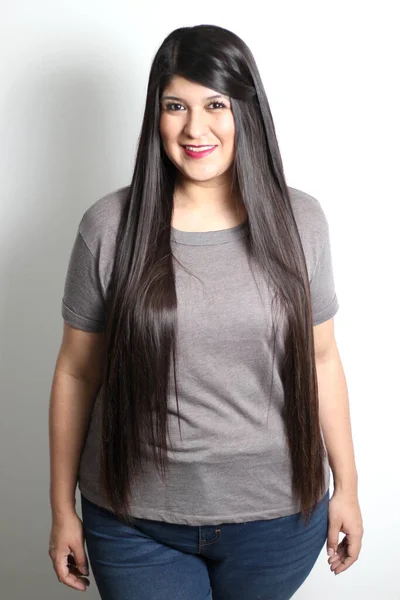 Túlsúlyos Latin Fiatal Felnőtt Megmutatja Milyen Selymes Fényes Fekete Haja — Stock Fotó
