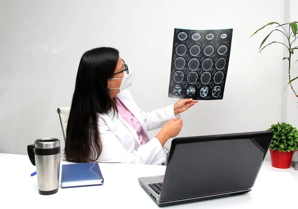 Médico Neurólogo Femenino Latina Con Gafas Mascarilla Facial Consulta Remota — Foto de Stock