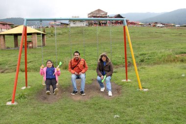 Latin anne, baba ve kız aileleri, Latin Amerika 'daki sosyal eşitsizlik nedeniyle parktaki tatillerini zor bir şekilde geçiriyorlar.