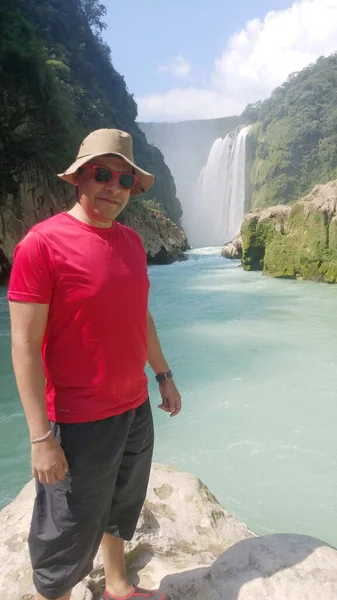 Latino Adult Man Hat Shirt Red Glasses Visits Pier Tamul — Fotografia de Stock