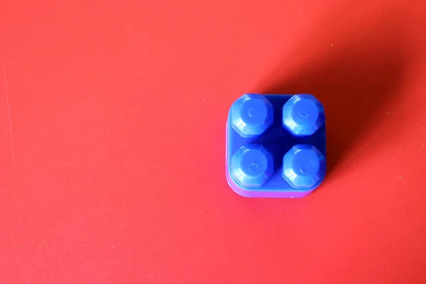Вбудований Синій Пластиковий Блок Червоному Тлі Поняття Самотності Соціальної Ізоляції — стокове фото