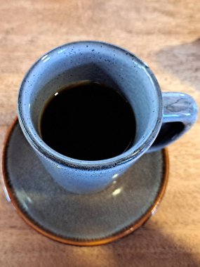 Güne kahvaltı ile başlamak için pencerenin kenarında sakin ve huzurlu bir yerde kahve içmenin rahatlığı ve sükuneti.