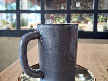 Güne kahvaltı ile başlamak için pencerenin kenarında sakin ve huzurlu bir yerde kahve içmenin rahatlığı ve sükuneti.