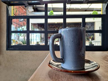 Güne kahvaltı ile başlamak için pencerenin kenarında sakin ve huzurlu bir yerde kahve içmenin rahatlığı ve sükuneti.