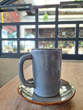 Güne kahvaltı ile başlamak için pencerenin kenarında sakin ve huzurlu bir yerde kahve içmenin rahatlığı ve sükuneti.