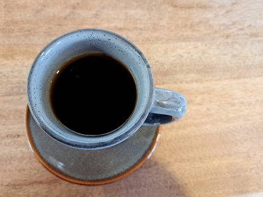 Güne kahvaltı ile başlamak için pencerenin kenarında sakin ve huzurlu bir yerde kahve içmenin rahatlığı ve sükuneti.