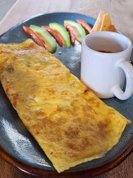 Mexican Breakfast Egg Omelette Stuffed Mushrooms Accompanied Avocado Tomato Red — Stockfoto