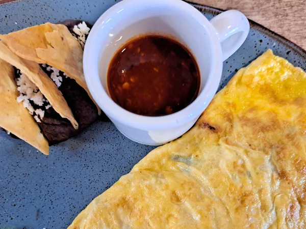 Mexicaans Ontbijt Van Omelet Gevuld Met Champignons Vergezeld Van Avocado — Stockfoto