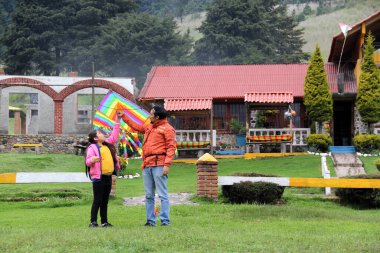 Latin bekar baba ve şişman kız kırsalda uçurtma uçurup aile gününde aşklarını kutluyorlar. Fiziksel olarak aktif olmak ve kilo vermek için egzersiz yapıyorlar.