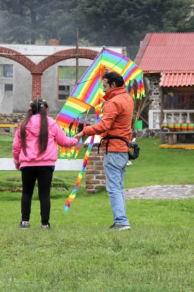 Latino Single Dad Fat Daughter Play Fly Kite Countryside Celebrating — Foto de Stock