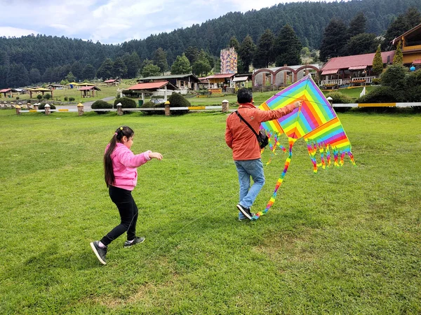 Latino Single Dad Fat Daughter Play Fly Kite Countryside Celebrating — Zdjęcie stockowe