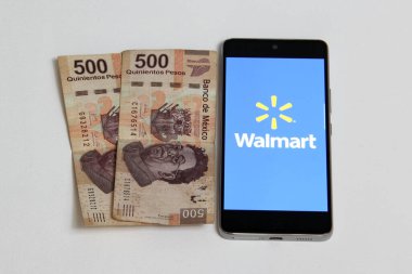 Mexico City, Mexico - 5 Nisan 2022: Walmart enflasyon karşıtı stratejiye katıldı, Meksika 'daki ailelere yardım etmek için ürünlerinin fiyatlarında artış olmayacağına söz verdi.