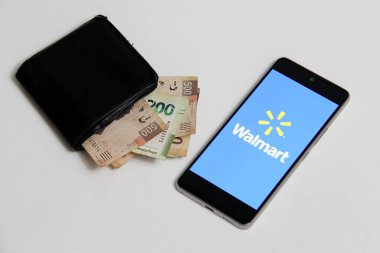 Mexico City, Mexico - 5 Nisan 2022: Walmart enflasyon karşıtı stratejiye katıldı, Meksika 'daki ailelere yardım etmek için ürünlerinin fiyatlarında artış olmayacağına söz verdi.