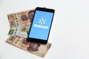 Mexico City, Mexico - 5 Nisan 2022: Walmart enflasyon karşıtı stratejiye katıldı, Meksika 'daki ailelere yardım etmek için ürünlerinin fiyatlarında artış olmayacağına söz verdi.