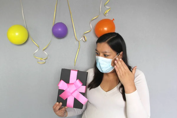 Latin Woman Protection Mask Pink Bow Birthday Gift Plain Background —  Fotos de Stock