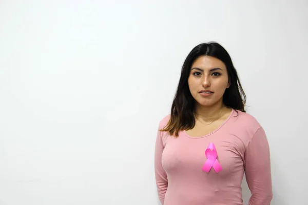Latijn Vrouw Met Roze Blouse Roze Lint Voor Campagne Tegen — Stockfoto