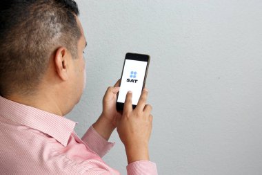 Mexico City, Mexico - 5 Nisan 2022 Vergi İdaresi (SAT) uygulaması yılın ilk üç ayında büyük miktarda Meksikalı vergi mükellefleri topladığını bildirdi. 