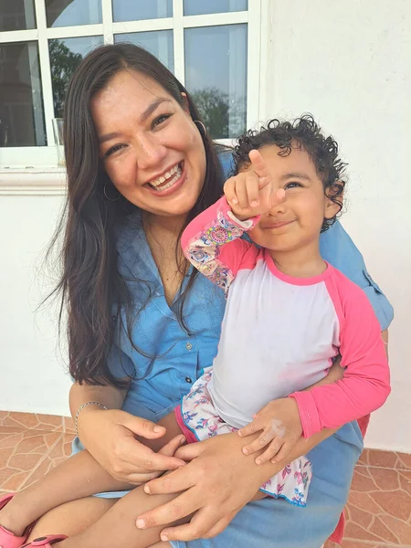 Latynoska Mama Córka Pokazują Swoją Miłość Żyjąc Zaburzeniami Spektrum Autyzmu — Zdjęcie stockowe