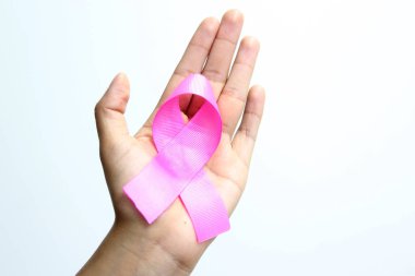 Göğüs kanserine karşı kampanya için beyaz arkaplanda kadın eli ve pembe kurdele