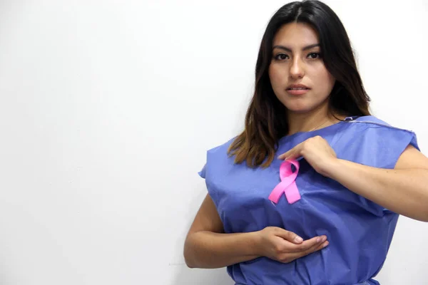 Mulher Latina Descartável Vestido Cirúrgico Azul Fita Rosa Para Campanha — Fotografia de Stock