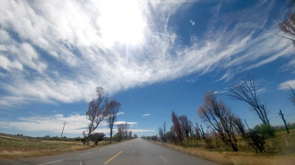 Prosta Autostrada Zacatecas Pod Spektakularnym Niebem Dużymi Białymi Chmurami Która — Zdjęcie stockowe