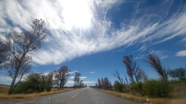 Prosta Autostrada Zacatecas Pod Spektakularnym Niebem Dużymi Białymi Chmurami Która — Zdjęcie stockowe