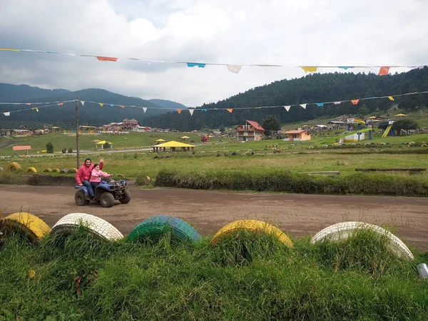 Latin bekar baba ve kızı, ormanın ortasında, ağaçlar ve doğa ile çevrili bir ATV 'de son sürat eğleniyorlar. Çok mutlu bir aile anı yaşıyorlar.