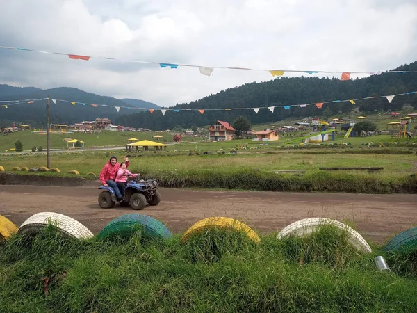 Latin bekar baba ve kızı, ormanın ortasında, ağaçlar ve doğa ile çevrili bir ATV 'de son sürat eğleniyorlar. Çok mutlu bir aile anı yaşıyorlar.