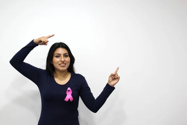 Latijn Vrouw Met Blauwe Blouse Roze Lint Voor Campagne Tegen — Stockfoto