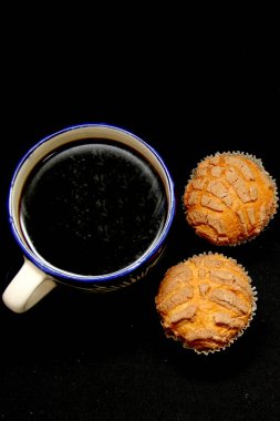 Taze, lezzetli ve pofuduk Meksika ekmeği Manteconchas kek türü vanilya ve çikolata aromalı Meksika kültürünün geleneksel kahvesi eşliğinde.
