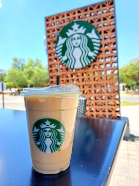 Meksika Eyaleti, Meksika - 15 Mayıs 2022: Seattle 'da doğan ve Alsea' ye ait olan Starbucks kahve zinciri menüde frappuccino kelimesinin kahve, kakao, çay, espresso ile birlikte kullanılmasını yasakladı.