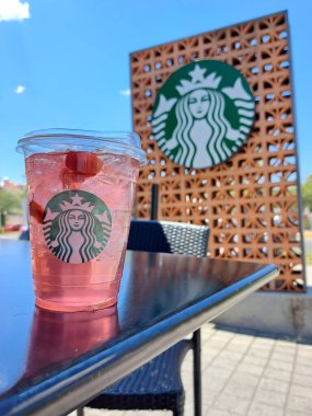 Meksika Eyaleti, Meksika - 15 Mayıs 2022: Seattle 'da doğan ve Alsea' ye ait olan Starbucks kahve zinciri menüde frappuccino kelimesinin kahve, kakao, çay, espresso ile birlikte kullanılmasını yasakladı.