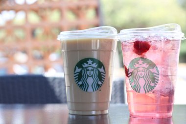 Meksika Eyaleti, Meksika - 15 Mayıs 2022: Seattle 'da doğan ve Alsea' ye ait olan Starbucks kahve zinciri menüde frappuccino kelimesinin kahve, kakao, çay, espresso ile birlikte kullanılmasını yasakladı.