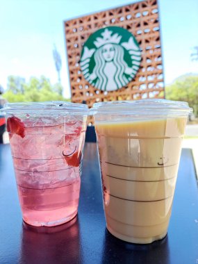 Meksika Eyaleti, Meksika - 15 Mayıs 2022: Seattle 'da doğan ve Alsea' ye ait olan Starbucks kahve zinciri menüde frappuccino kelimesinin kahve, kakao, çay, espresso ile birlikte kullanılmasını yasakladı.