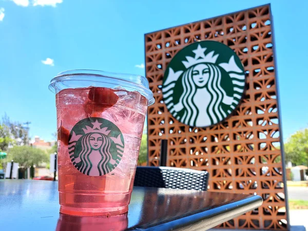 Meksika Eyaleti, Meksika - 15 Mayıs 2022: Seattle 'da doğan ve Alsea' ye ait olan Starbucks kahve zinciri menüde frappuccino kelimesinin kahve, kakao, çay, espresso ile birlikte kullanılmasını yasakladı.