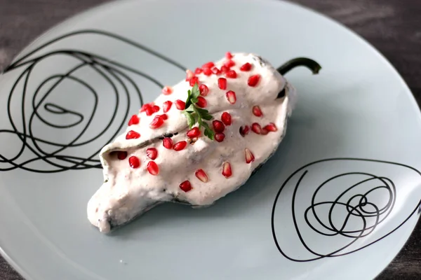 Yakın plan chiles rellenos en nogada, geleneksel Meksika yemekleri.