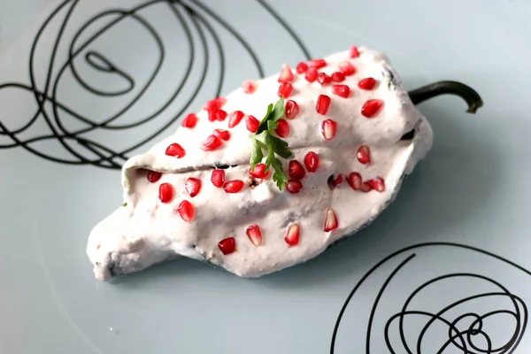 Yakın plan chiles rellenos en nogada, geleneksel Meksika yemekleri.