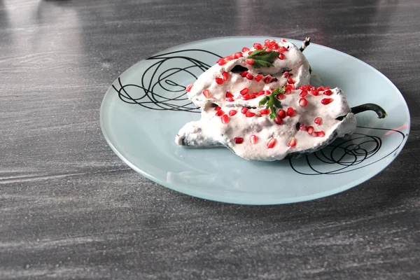 Yakın plan chiles rellenos en nogada, geleneksel Meksika yemekleri.