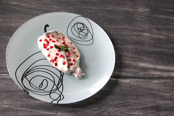 Yakın plan chiles rellenos en nogada, geleneksel Meksika yemekleri.