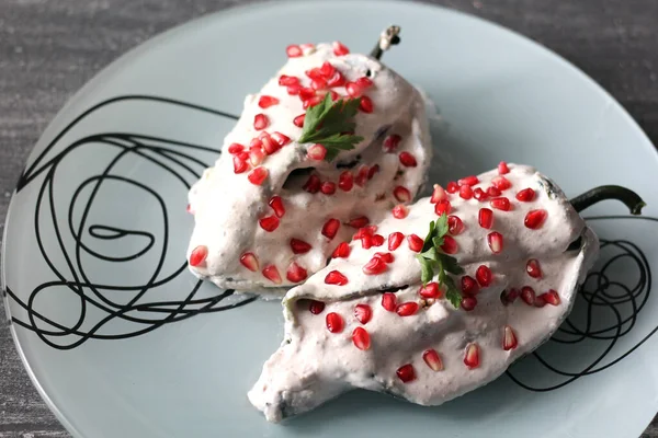 Yakın plan chiles rellenos en nogada, geleneksel Meksika yemekleri.